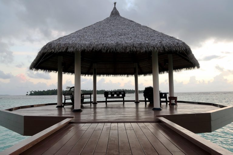 cat costa o vacanta in maldive